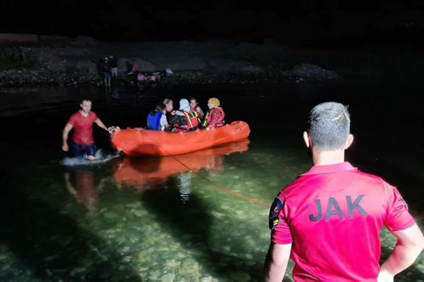 Dicle Nehrinde mahsur kalan 21 kişi kurtarıldı